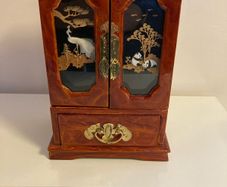 Musical jewelry box
