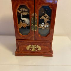 Musical jewelry box