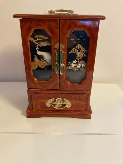 Musical jewelry box
