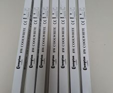 Crompton 8 W cool white tube Bulbs