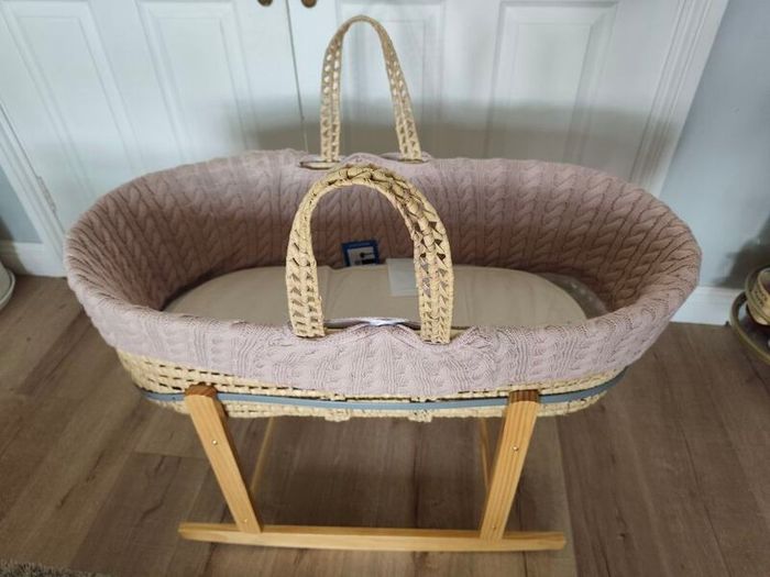 Moses basket with rocking stand
