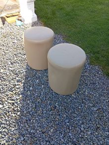 2 stools pouffes