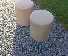 2 stools pouffes