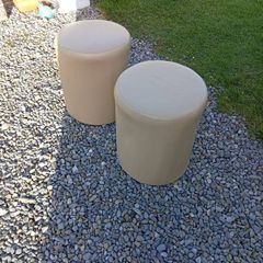 2 stools pouffes