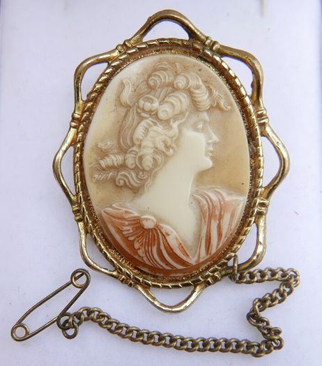 Vintage Gold Plated Shell Ornate Cameo