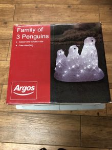 3 Penguins Set runs on the mains