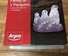 3 Penguins Set runs on the mains