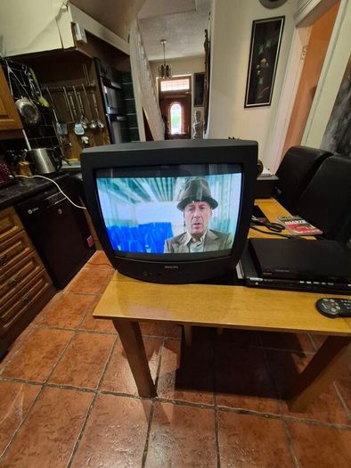 20" Philips  Tv & Remote