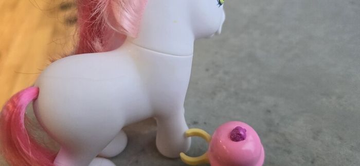 Strawberry Suprise with HTF accessory Scented MLP G3 My Little Pony 2005