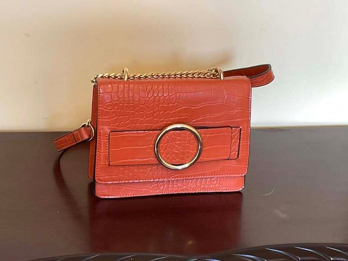 Elegant Croc-Embossed Crossbody Bag with Gold Chain Strap