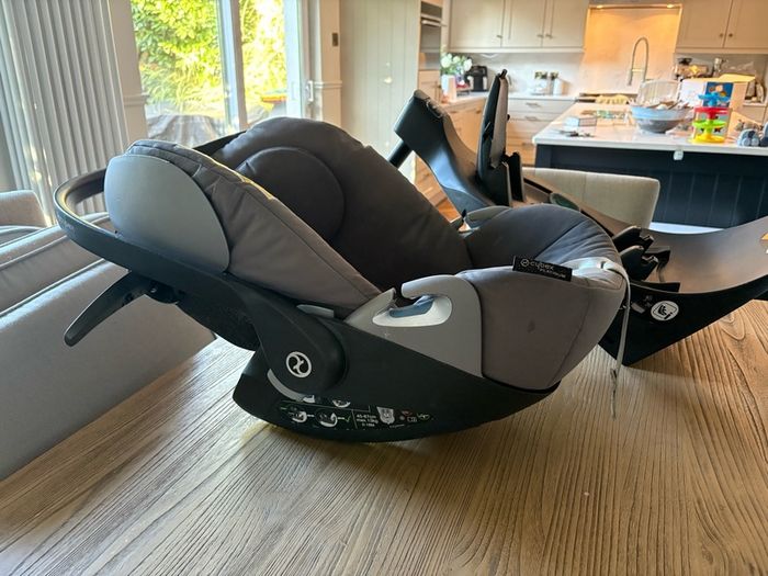 Cybex Cloud Z I-Size with Isofix 360 Swivel Base