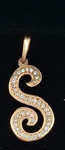 9ct yellow S pendant
