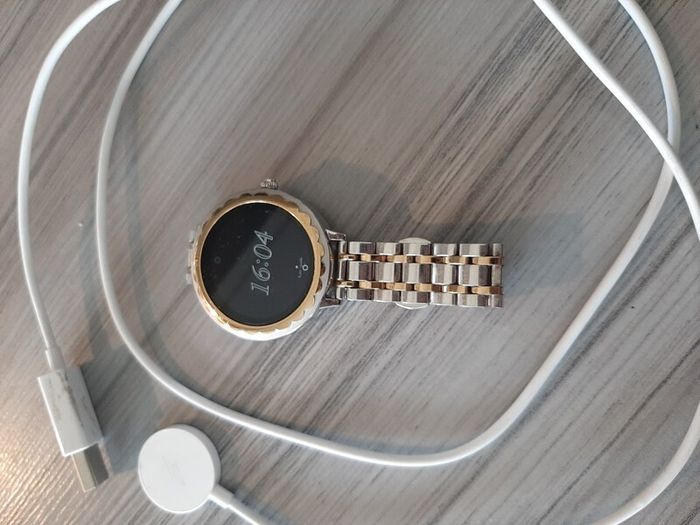 Kate Spade Scallop Smartwatch