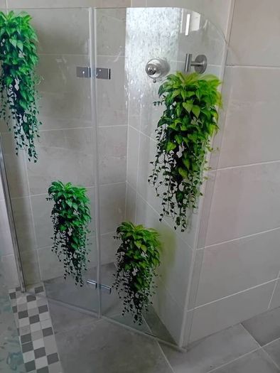 Foldable shower screen