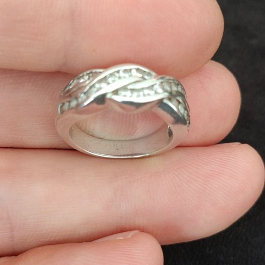 925 silver ring with lovely cubic zirconia stones