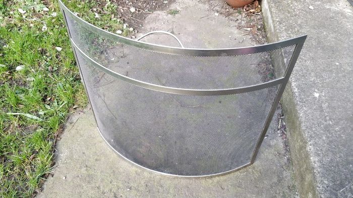 Heavy duty bow shaped firescreen / fireguard