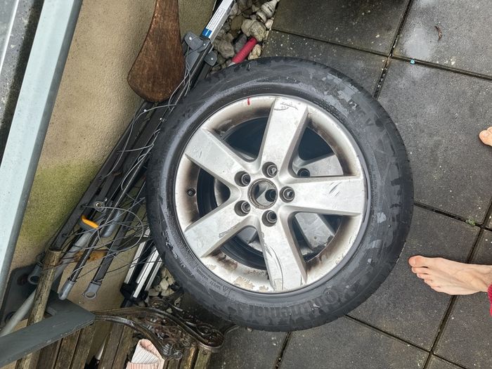 Volkswagen Golf 5 good tires and alloys