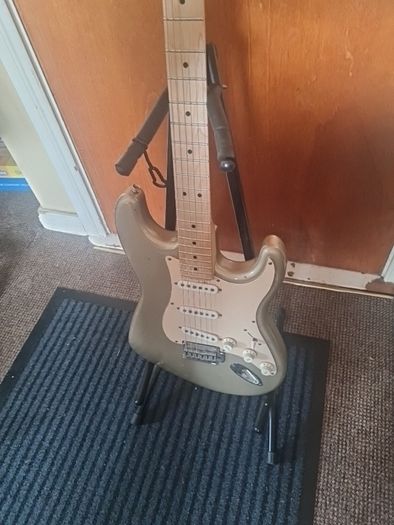 Fender Strat Replica (squier Standard)