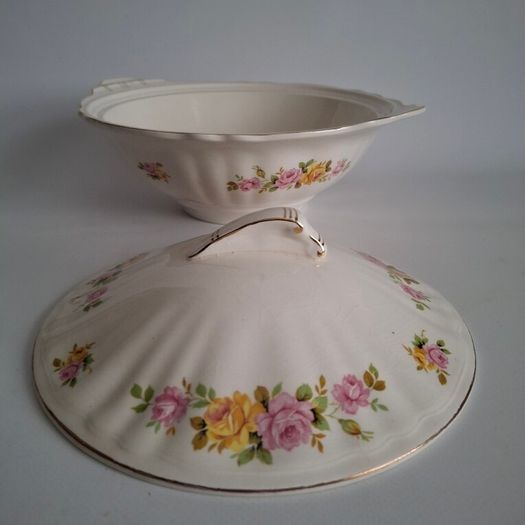 J&G Meakin Tureen, Platter & bowls