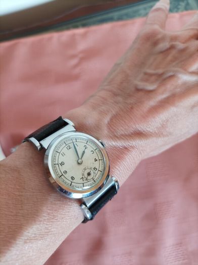 very old manual Foreign watch. Leather strap. Working. Beautiful 15 Jewels manual wind movement Swiss made .