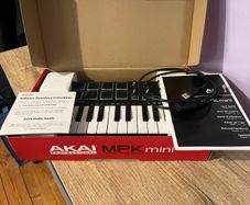 Akai MPK Mini MKII MIDI Keyboard, Mint Condition in Box with Cables & Manuals