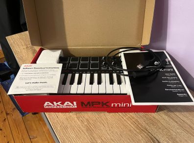 Akai MPK Mini MKII MIDI Keyboard, Mint Condition in Box with Cables & Manuals