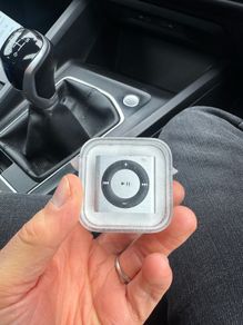 Apple iPod Shuffle 4th Gen 2GB