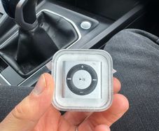 Apple iPod Shuffle 4th Gen 2GB