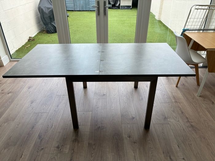 Extendable dining table