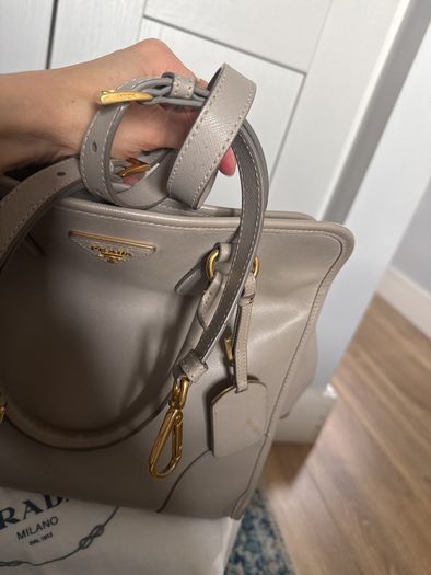 Amazing lather Prada bag, still in a very good condition.see photos