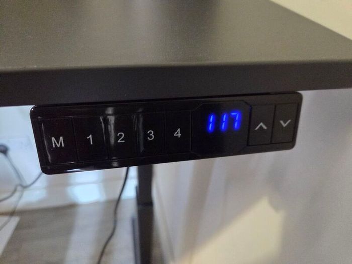 Electronic standing desk