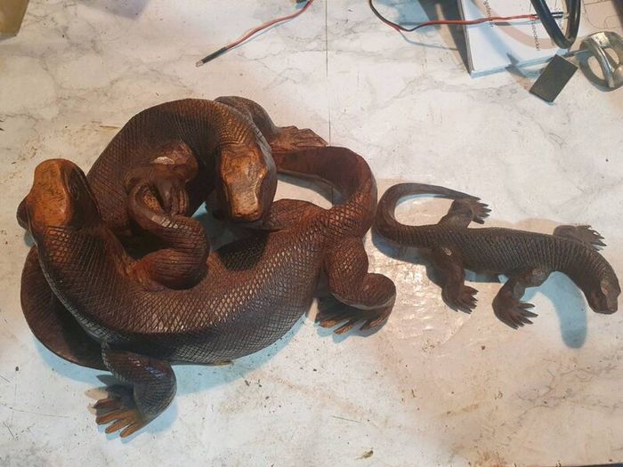 Komodo Battle sculpture