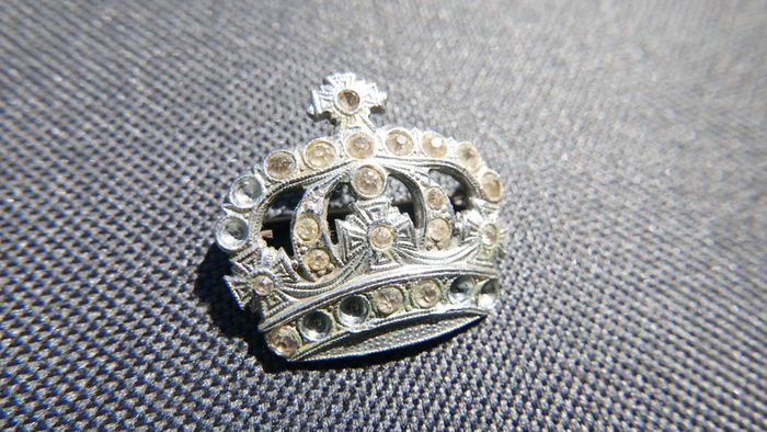 Vintage Crown Memorial Brooch