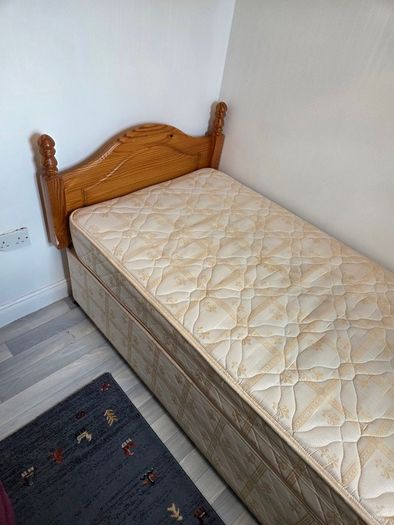 Single bed / mattress / headboard