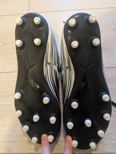 Soccer boos with studs, 7uk (40.5 EUR), Puma, new.