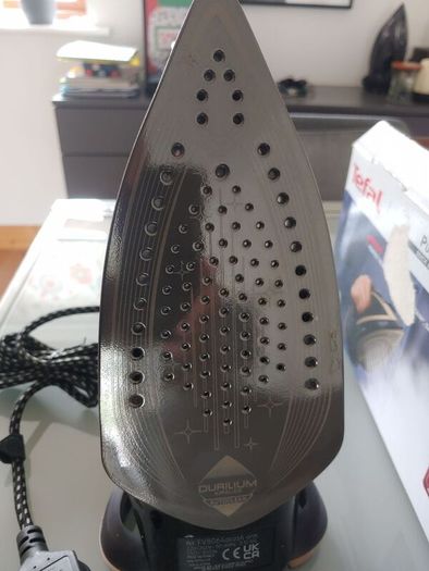BRAND NEW Tefal FV8064 Puregliss Steam Iron