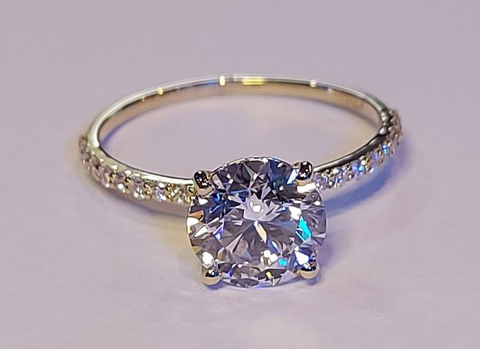 14k Gold ring with 2.07 ct Lab-Grown Diamond, 1.87ct main lab-diamond cerified by IGI and Laser inscripted Ideal cut!