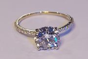 14k Gold ring with 2.07 ct Lab-Grown Diamond, 1.87ct main lab-diamond cerified by IGI and Laser inscripted Ideal cut!