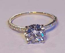 14k Gold ring with 2.07 ct Lab-Grown Diamond, 1.87ct main lab-diamond cerified by IGI and Laser inscripted Ideal cut!