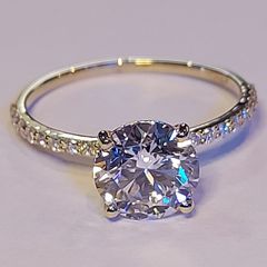 14k Gold ring with 2.07 ct Lab-Grown Diamond, 1.87ct main lab-diamond cerified by IGI and Laser inscripted Ideal cut!