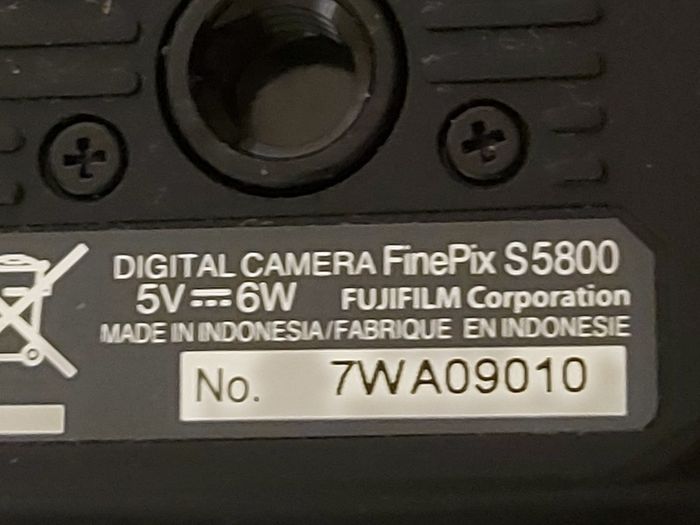 Fujifilm FinePix S5800 Digital Camera, Takes 4 AA Batteries, not powering on, for parts or repair