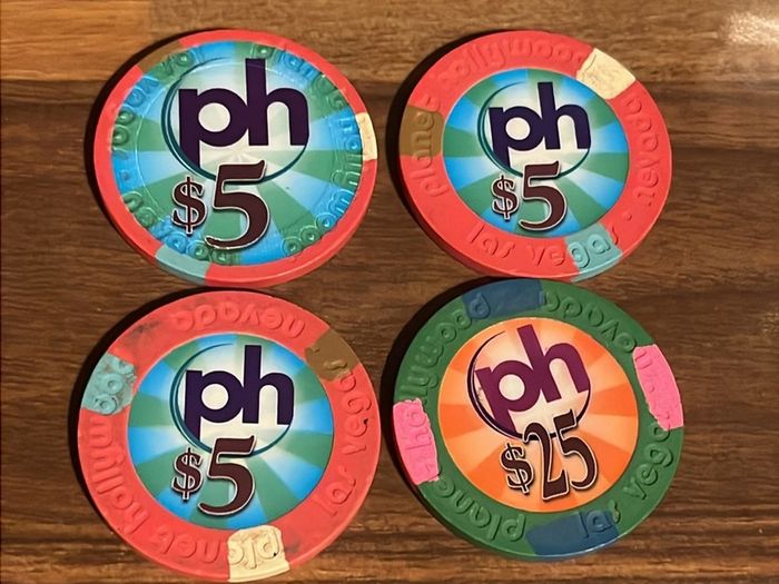 Collectible PLANET HOLLYWOOD Las Vegas casino chips poker