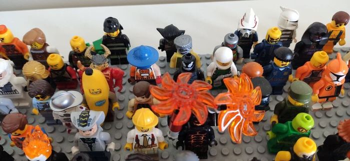 LEGO Collection (2011-2018) Mixed Figures & Bricks, Blue Ninjago NRG Zane figure with his spinner.