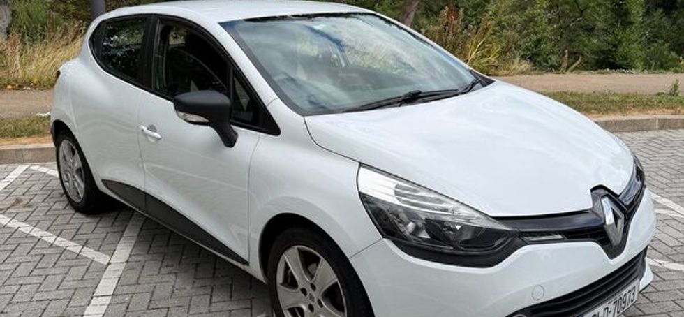 Renault Clio Play 2016 (Carplay & Parking Help)