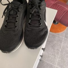 New Nike trainers/runners black