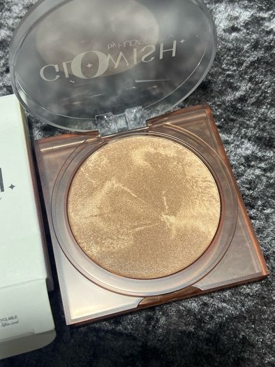Huda beauty Glowish soft radiant bronzer in 01