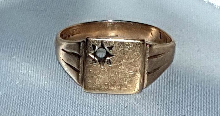 Vintage Solid Gold Signet Ring Starburst Design (2.75g)