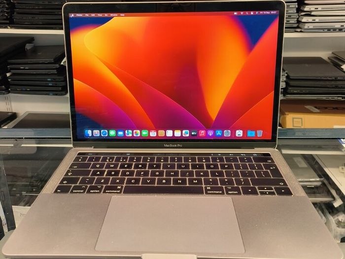 MacBook Pro 13" 2017 A1706 Four Thunderbolt 3 Ports 3.5 GHz Core i7 16GB RAM 512 GB SSD (Battery Cycle: 308)