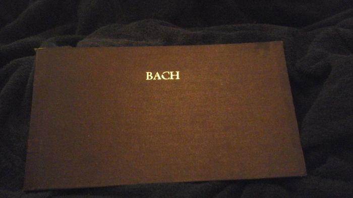 Les dous du petite livre d'Anna magdalena Bach.sheet music book.