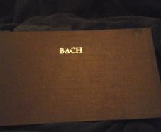 Les dous du petite livre d'Anna magdalena Bach.sheet music book.